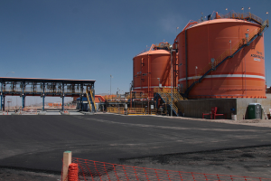 Grandes tanques de ácido sulfúrico en una instalación industrial en Chile