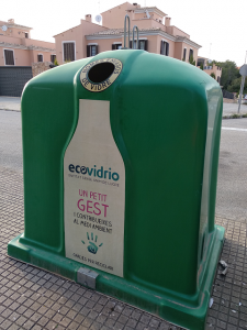 Contenedor verde para el reciclaje del vidrio