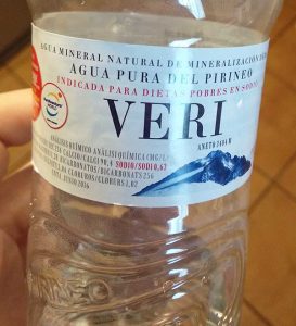 Etiqueta del agua mineral natural Veri